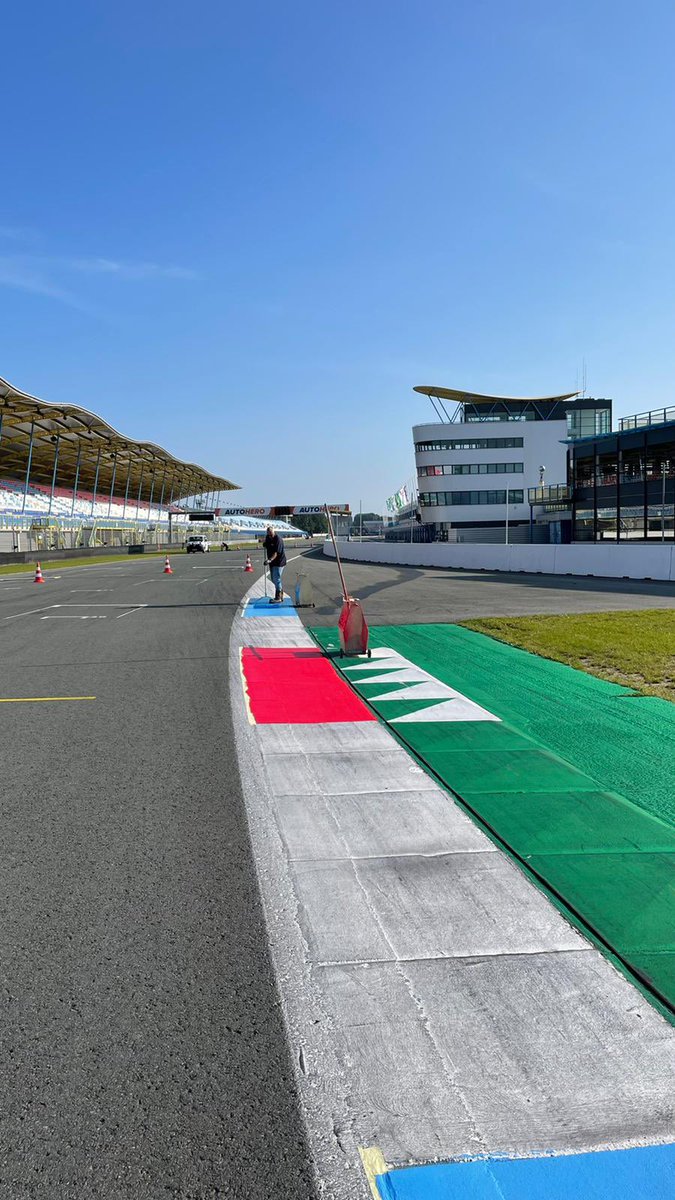ttcircuitassen's tweet photo. De finishing touch voor @DTM Assen #TTAssen https://t.co/pwnaOmnDyy