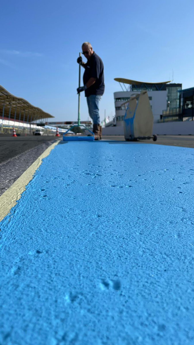 ttcircuitassen's tweet photo. De finishing touch voor @DTM Assen #TTAssen https://t.co/pwnaOmnDyy