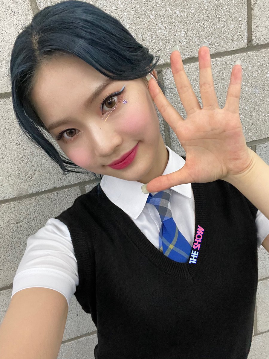 gomdorisa's tweet photo. It’s not time to be in bed wake up, wake up‼️ STAYC’s song started so the whole world is going down. Make sure to watch our performance today, Swithies. ❤ https://t.co/KetQDCaBx8
