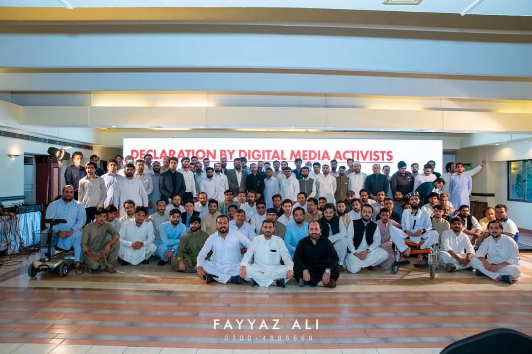 Zafaro07_'s tweet photo. آج سے ٹھیک ایک سال پہلے 😍
پی سی ہوٹل، پشاور میں سوشل میڈیا ایکٹیوسٹ کی جانب سے منعقد سیمینار کے موقع پر
@MeFixerr @Lalika79 ❤
#ActivistsForPakistan https://t.co/TNRYUZeYFY