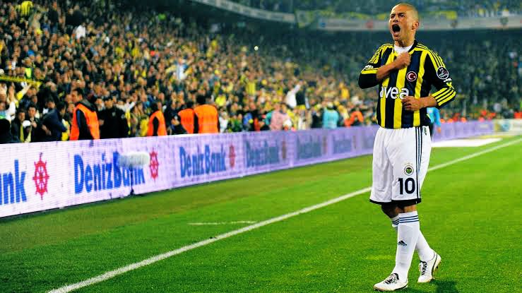 Nice 44 yaşlara 

🔸451 Maç
🔸204 Gol
🔸167 Asist
🏅2x Gol Krallığı
🏅4x Asist Krallığı
🏅3x Yılın Oyuncusu
🏆2x Copa America
🏆3x Süper Lig
🏆1x Türkiye Kupası
🏆2x TR Süper Kupa
🏆1x Brezilya Serie A
🏆2x Brezilya Kupası
🏆1x Sudamericana
🏆1x Libertadores