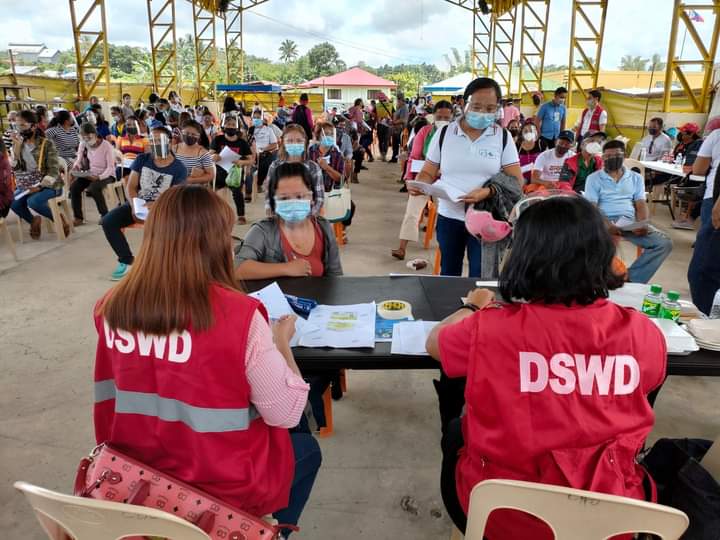 DSWDfo7's tweet photo. Earlier: Regional Director Rebecca P. Geamala, led the DSWD-7 team composed of ORD and Sustainable Livelihood Program staff in the distribution of the Livelihood Assistance Grant to the 200 beneficiaries in Canlaon City, Negros Oriental. @dswdserves @dswd_livelihood https://t.co/lr7B4xM3if