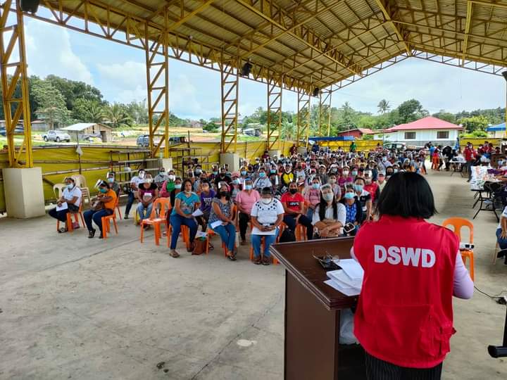 DSWDfo7's tweet photo. Earlier: Regional Director Rebecca P. Geamala, led the DSWD-7 team composed of ORD and Sustainable Livelihood Program staff in the distribution of the Livelihood Assistance Grant to the 200 beneficiaries in Canlaon City, Negros Oriental. @dswdserves @dswd_livelihood https://t.co/lr7B4xM3if