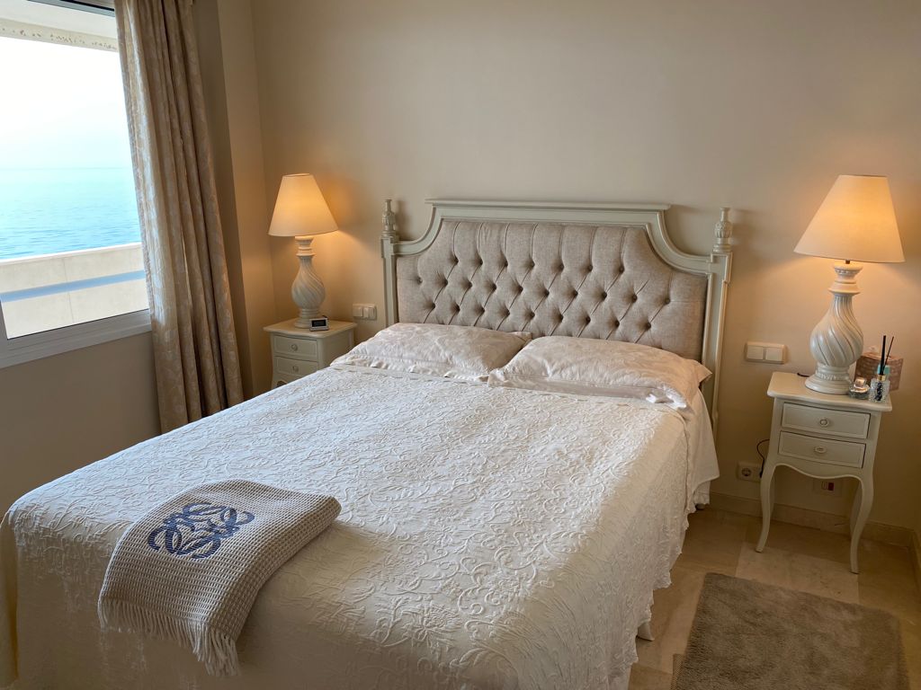 Así de precioso quedó el dormitorio que montamos el martes 🧡 ¿𝗧𝗘 𝗚𝗨𝗦𝗧𝗔? Cuéntanos tu opinión en los comentarios. 👉
#dormitorio #clasico #DecoTips