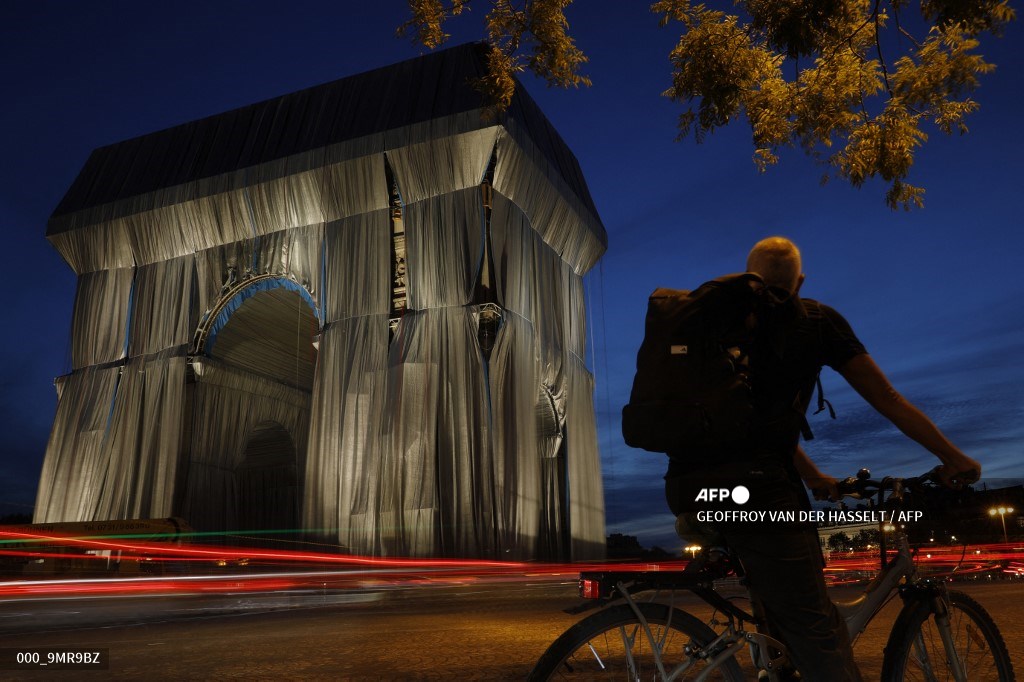 Paris' Arc de Triomphe is transformed into a tribute to late artist Christo. #AFP 
#ChristoParis #Christo
📸 GEOFFROY VAN DER HASSELT