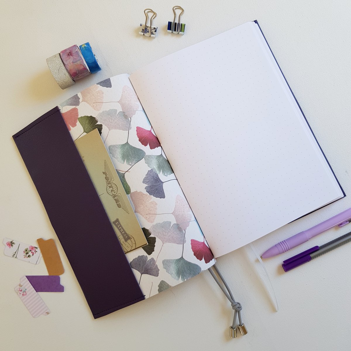 malloryjournals's tweet image. A5 Purple Leather Pocket Journal with Gingko Lining and Dotted Paper ideal #bujo #planner #projectjournal #journal #tbch @BritishCrafting @OxonArtweeks thebritishcrafthouse.co.uk/product/gingko…