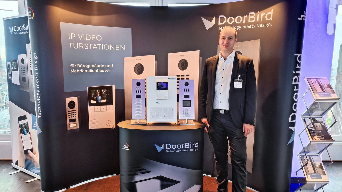 doorbird's tweet photo. Mit unseren intelligenten Lösungen für Bürogebäude und Mehrfamilienhäuser sind wir heute auf dem Hamburger #Immobilienkongress. Wir freuen uns auf spannende Gespräche mit den entscheidenden Akteuren der Branche!
#DoorBird #Türstation #IMMOCOM #Gebäudetechnik #Zutrittskontrolle https://t.co/knYfWTg4vf