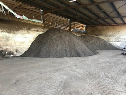 eskocells's tweet photo. 🕕⏰ 90 minuts: Anar a buscar compost a Torrelles de Llobregat i omplir tres eskocells propers (sense plantar). Posar compost és el primer pas en plantar un #eskocell. Encara que no plantis res durant dies (o mesos), el compost ajuda a millorar el terra des del primer minut. https://t.co/bH0nA3ChU5