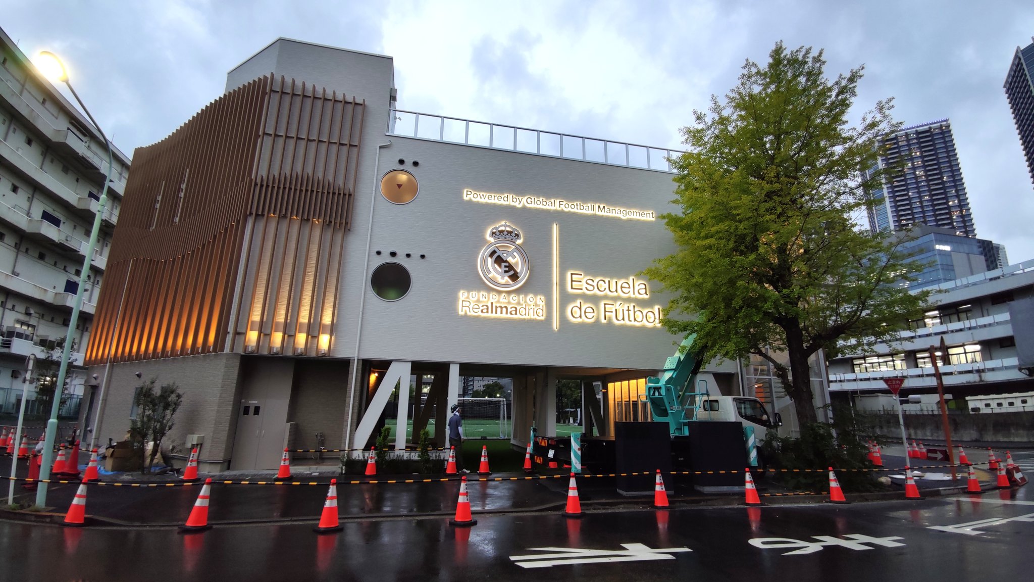 晴海地区情報 今年4月に開校したレアルマドリードの公式サッカースクール東京晴海校 そのグラウンドに隣接するクラブハウスが10月1日に正式にオープンします 自習室やリモートワークルーム 歯の除菌 Amp ホワイトニング パン屋などが入るそうです