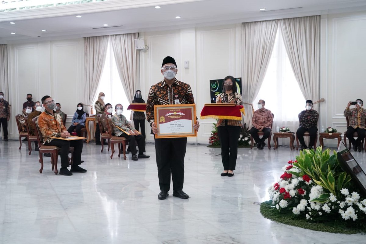 Provinsi Jawa Tengah meraih penghargaan terbaik Abdi Tani 2021 dari <a href="/kementan/">Kementerian Pertanian RI</a> dengan kategori Nilai Ekspor Komoditas Pertanian Tertinggi di Indonesia mencapai Rp8,3 triliun.

Penghargaan diterima secara langsung oleh Wagub <a href="/TajYasinMZ/">Taj Yasin Maimoen</a> di Istana Wapres <a href="/Kiyai_MarufAmin/">KH. Ma'ruf Amin</a>, (13/9).
