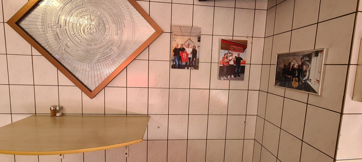 #psv gedenksteen <a href="/MarioGoetze/">mariogotze</a> , <a href="/Guusmeeuwis/">Guus Meeuwis</a> en band mooi stukje muur bij <a href="/Dewillem040/">chris</a>