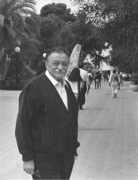 UA_Universidad's tweet photo. Hace 101 años nacía Benedetti. Su obra sigue vigente y más actual que nunca.

"Defender la alegría como una trinchera
defenderla del escándalo y la rutina
de la miseria y los miserables..."

Tan querido y tan presente en nuestra UA. 
Foto: Mario Benedetti en el campus en 1997. https://t.co/Ax5nbB7sU0