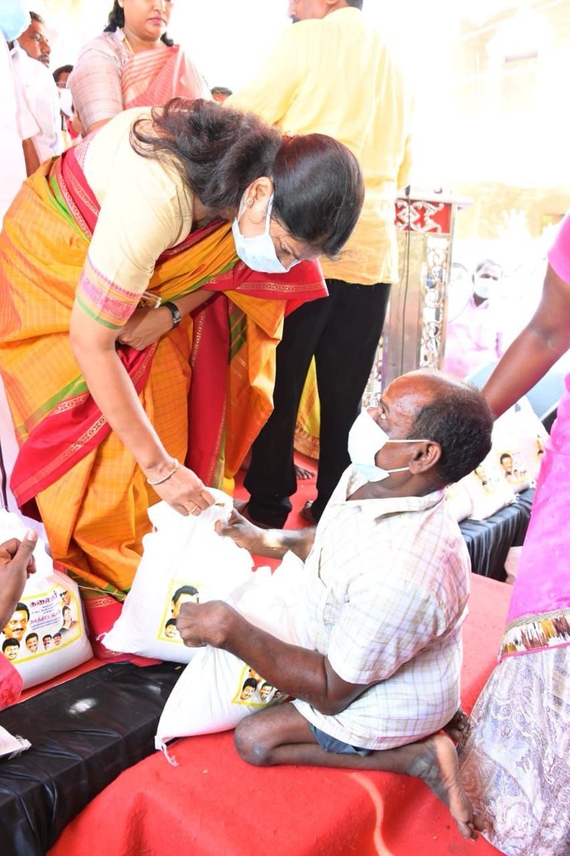 KanimozhiDMK's tweet photo. தலைவர் கலைஞர் அவர்களின் நினைவு நாளை முன்னிட்டு ஆயிரம் பேருக்கு நலத்திட்ட உதவிகளையும் வழங்கி மகிழ்ந்தேன். நிகழ்வில் பால்வளத்துறை அமைச்சர் திரு. ஆவடி நாசர் அவர்களும், கழக கலை இலக்கிய பகுத்தறிவுப் பேரவையின் அமைப்பாளர் திரு. ரவி அவர்களும் பங்கேற்றனர். @Avadi_Nasar (2/2) https://t.co/Ms2wuFDPYE