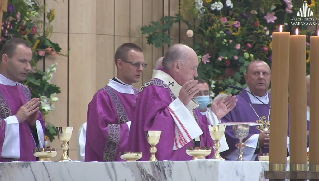 EpiskopatNews's tweet photo. Bp Tadeusz Pikus w homilii podczas Mszy św. pogrzebowej śp. bp. Mariana Dusia: często spotykałem go z różańcem w ręku.

W święto Podwyższenia Krzyża Świętego bp Pikus przypomniał, że dewizą bp. Dusia były słowa: "W krzyżu zbawienie". https://t.co/MxxzWg93MA