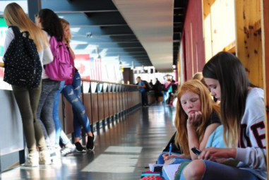 “Kinderen die nu in de brugklas zitten, hebben al vanaf groep 8 te maken met perikelen van de lockdown. En dat is voor de meesten best pittig”, vertelt docent René Ouwerkerk <a href="/hlml/">HaarlemmermeerLyceum</a>. Daarom werkt de school met #Mentorlessen over #stress. Dat pakt zo uit: bit.ly/3tCF8lX.