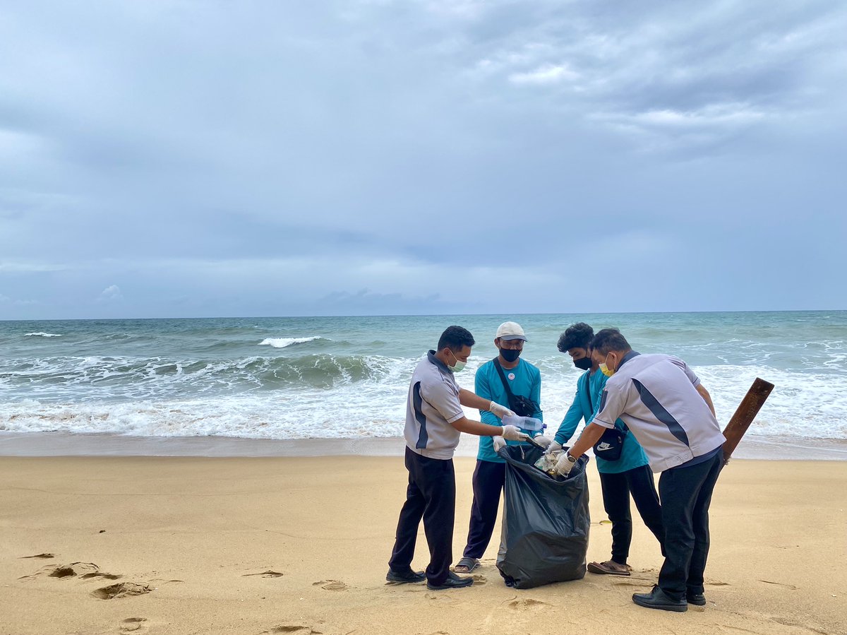 PlusPropertyTH's tweet photo. #วันเก็บขยะชายหาดสากล  ทีม #PlusLivingManagement ขอเป็นส่วนหนึ่งกับกิจกรรมดีๆ แบบนี้ ชวนเพื่อนพนักงานหัวหิน ชะอำ ภูเก็ต มาร่วมกันเก็บขยะบริเวณ🏖ชายหาดต่างๆเพื่อช่วยกันดูแลให้หาดสะอาดสวยงามไว้เป็นสถานที่พักผ่อนที่ยังคงความสวยงามทางธรรมชาติด้วยครับ
#PlusProperty https://t.co/qULnwrdnFX