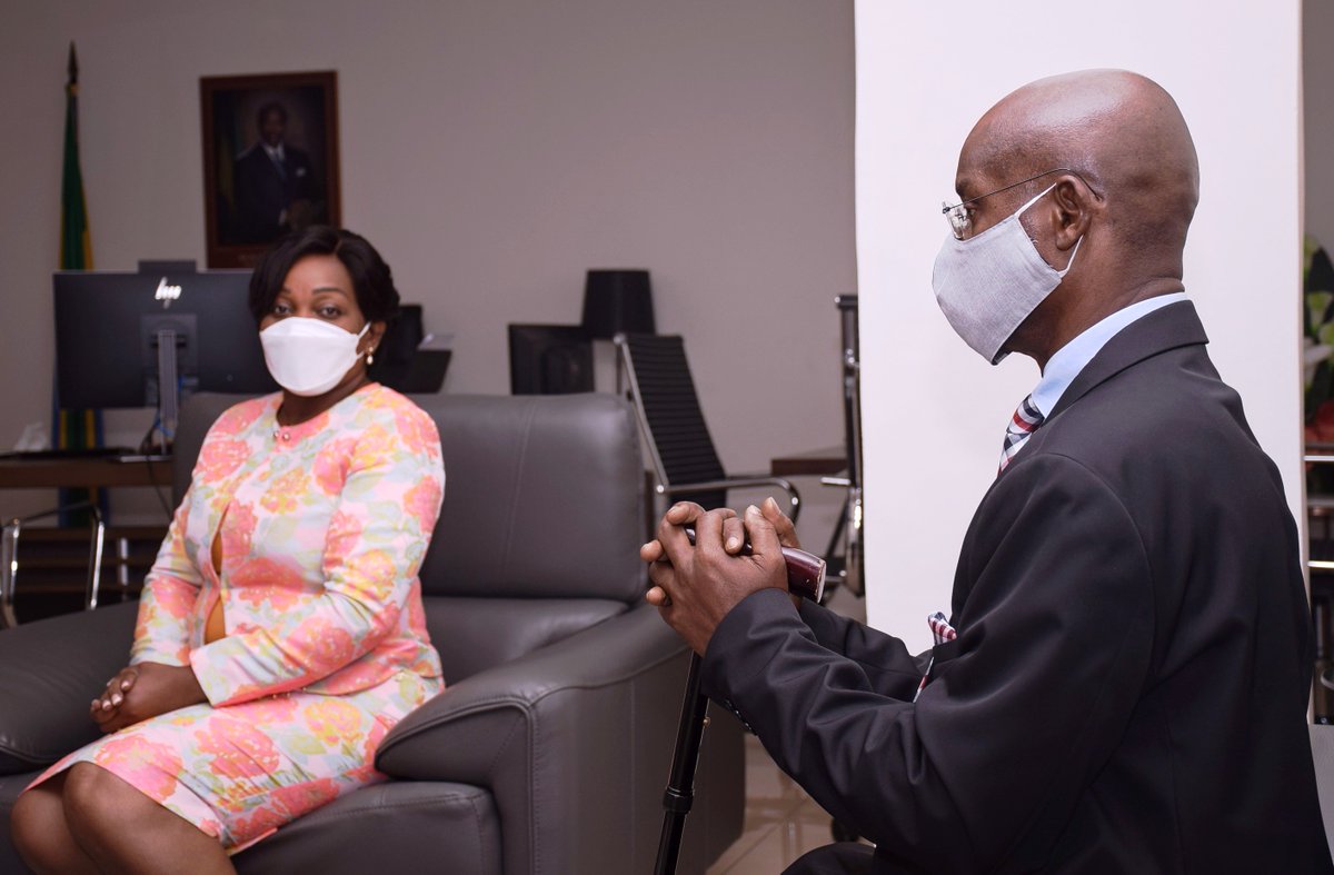 FemmeGOUVGA's tweet photo. En prélude à la tenue en octobre 2021 d’un atelier sur l’élaboration de la politique du Handicap au #Gabon, le Ministre @priscaNlendk a reçu les propositions de  l’OPH (Organisation des Personnes Handicapées) présidée par Jean Stanislas ELLANG. https://t.co/myhUcgLPFm