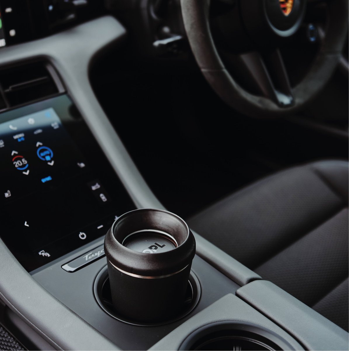 Sip from any angle, without taking your eyes off the road. 🖤