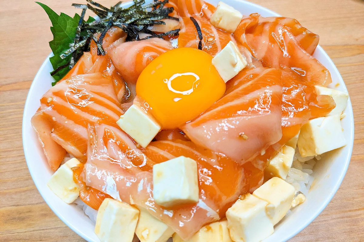 クリームチーズが良く合いそう！サーモンをより美味しく食べられそうな丼ものレシピ！