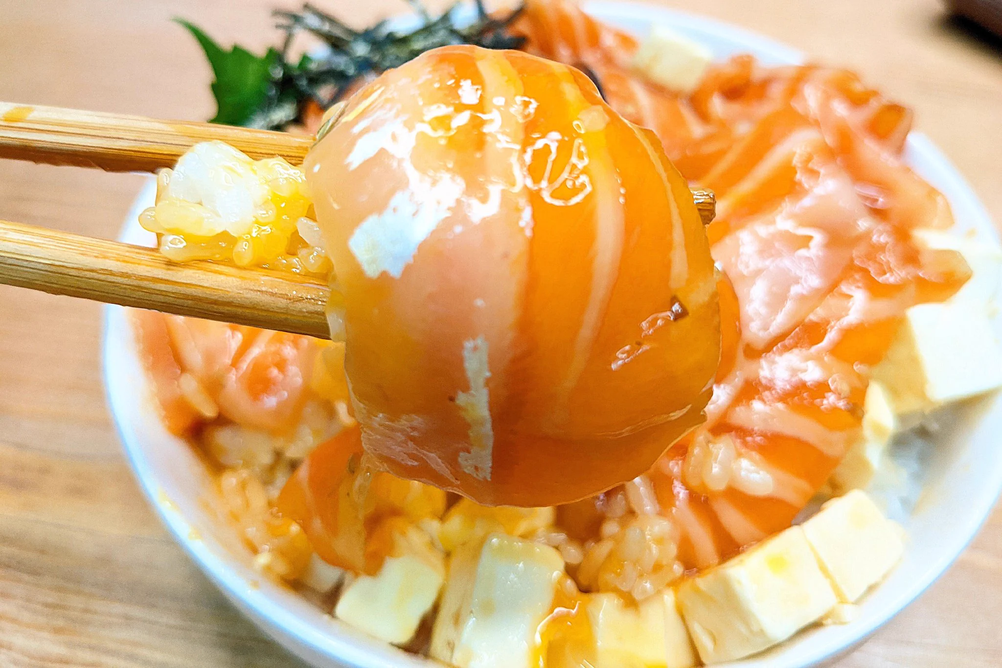 クリームチーズが良く合いそう！サーモンをより美味しく食べられそうな丼ものレシピ！