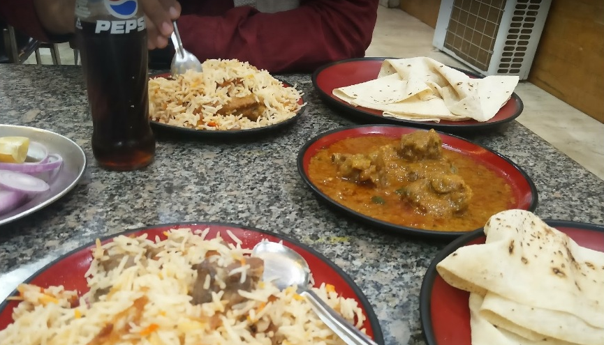 BhopalHeritage's tweet photo. Qorma, rumali roti, biryani at Hotel Jamil in one of the lanes in Ibrahimpura in the walled city of Bhopal. Isn't it mouth-watering? Photo courtesy, Mr Ashwin. 

#Food #Biryani #Bhopal #MadhyaPradesh #MughlaiFood #Qorma https://t.co/vQhhX9lGoD