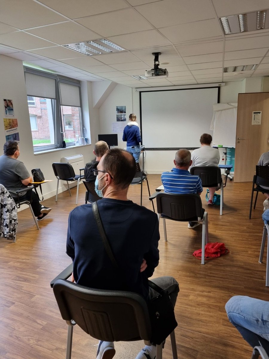 #Logistique #TousMobilisés au #poleemploi d'Armentières aujourd'hui. 
11 demandeurs d'emploi présents =>
4 contrats signés avec l'employeur Fruidor. #satisfaction <a href="/bbourgot/">Bénédicte BOURGOT</a> <a href="/AnetriAnetri1/">Ahlame Anetri</a>