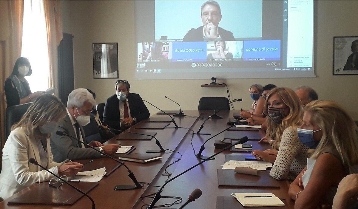 I componenti del tavolo sul caporalato riuniti in prefettura a Potenza, in video-collegamento con un altro partecipante