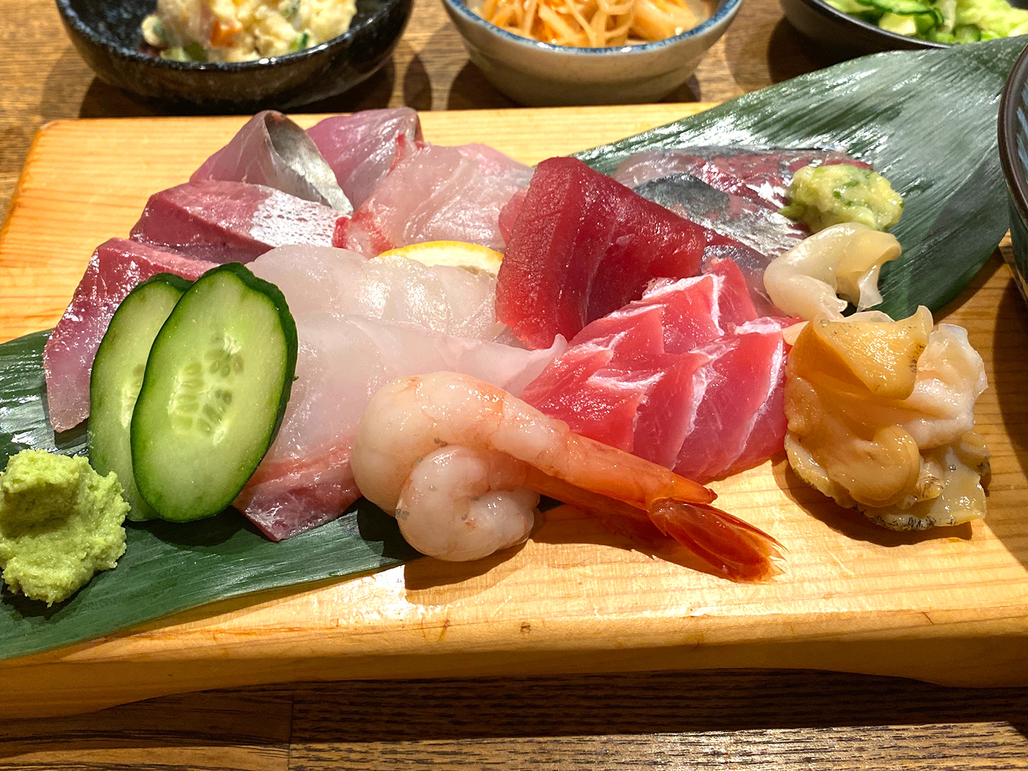 せんべろnet おいしいお魚が食べたくて池袋西口の 海鮮山 へ 伊豆下田のつり船直営の海鮮居酒屋 さんです 今回は海鮮丼 990円 を注文 丼だけど刺身定食スタイルで出してくださるのが嬉しい 豪華で新鮮なお刺身も小鉢も酢飯もあら汁も全部おいしくって
