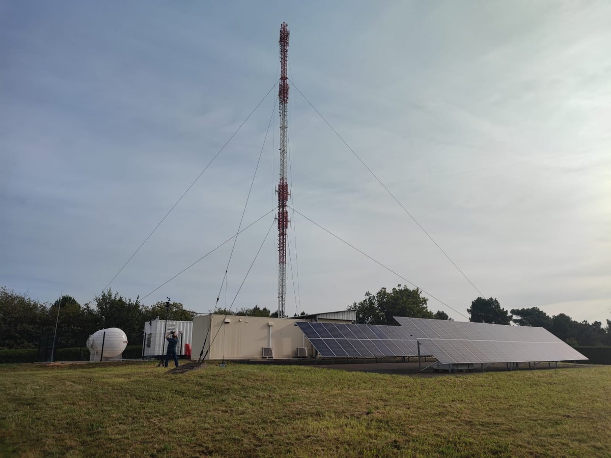 Bouygues_ES's tweet photo. Le site-pilote de la station radio de Sarlat retenu pour accueillir le premier démonstrateur #SEPHER est maintenant opérationnel. Dans l’application du projet, l’énergie est produite localement par des panneaux photovoltaïques pour alimenter l’antenne. https://t.co/1Ypefj7CCA