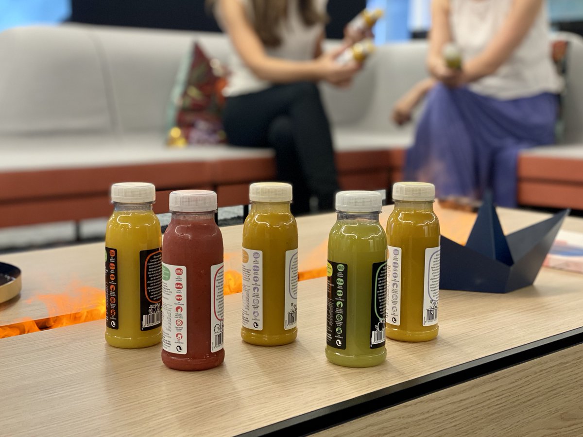 SteelcaseEspana's tweet photo. En Steelcase somos conscientes de la importancia que tiene el bienestar. Cada semana recibimos una sorpresa que nos ayuda a cuidarnos en el espacio de trabajo. El pasado viernes charlamos con nuestros compañeros mientras tomábamos estos smoothies de fruta natural #SteelcaseInside https://t.co/dZzazq1e7v