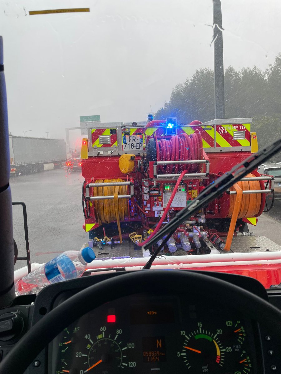 pompiersdugard's tweet image. Les chiffres donnés par @Prefete30 sur @bleugardlozere : 23 mises en sécurité; aucune victime pour le moment; 90 missions non urgentes; 300 pompiers en renfort venus @sdis84 @Pompiers_13 RESTEZ CHEZ VOUS et ÉCOUTEZ la radio. Soyez prudents.