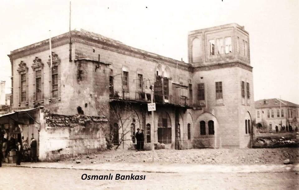 Osmanlı Döneminde 1913-1924 yılları arasında Urfa'da faaliyet gösteren "Urfa Osmanlı Bankası..."
Şuandaki yer Köprübaşı'nda olup,  Şanlıurfa Büyükşehir Belediyesi tarafından Restorasyonu yapılmaktadır.

<a href="/zabeyazgul/">Zeynel Abidin BEYAZGÜL</a> <a href="/sanliurfabld/">Şanlıurfa Büyükşehir 🇹🇷</a>