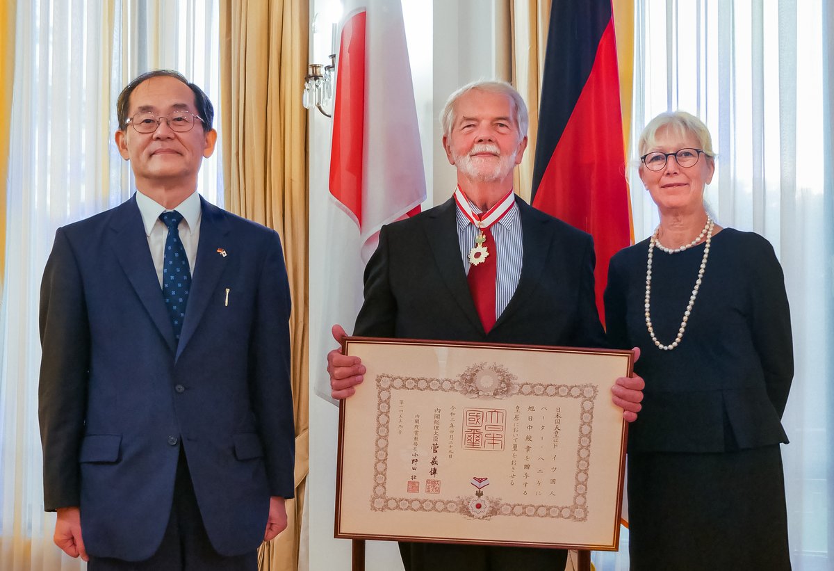 Wuppertal Institut (@wupperinst) on Twitter photo Peter Hennicke Receives Japan's Highest Award🏅
Japanese embassy <a href="/BotschaftJapan/">Botschaft von Japan in Deutschland</a> presents the 'Order of the Rising Sun' for commitment to the German-Japanese #EnergyTransition Council #GJETC.
Congratulations <a href="/PeterHennicke/">Peter Hennicke</a>🎉!
wupperinst.org/en/a/wi/a/s/ad…
@bmu @BMWi_Bund @BMWi_Econ Peter Hennicke Receives Japan's Highest Award🏅
Japanese embassy <a href="/BotschaftJapan/">Botschaft von Japan in Deutschland</a> presents the 'Order of the Rising Sun' for commitment to the German-Japanese #EnergyTransition Council #GJETC.
Congratulations <a href="/PeterHennicke/">Peter Hennicke</a>🎉!
wupperinst.org/en/a/wi/a/s/ad…
@bmu @BMWi_Bund @BMWi_Econ