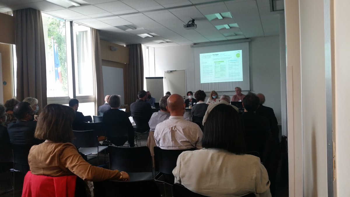 UNmissionlocale's tweet photo. Après une AG ordinaire animée par les jeunes de @lab_onid, place aux 4 ateliers pour "faire réseau" #CadreCommunDeReference #StructurationDuReseau #IMilo #ML21 #AG2021 #MissionsLocales2021 @Elisabeth_Borne @KlinkertBrigitt https://t.co/Vv1ArM4UBD