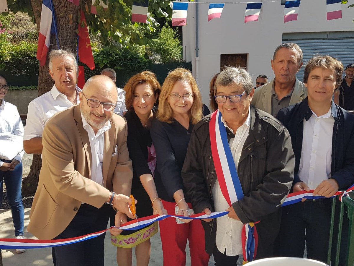 Daniele_herin's tweet photo. Dimanche, je tenais à être présente pour l'ouverture du commerce de proximité de #Citou Le relais du Château, accompagné financièrement par l'Etat #DETR2021 aux côtés du @Prefet11 du Maire Emile Busque et de son CM qui ont porté le projet avec les jeunes gérants très impliqués https://t.co/4oUPFVUyJK