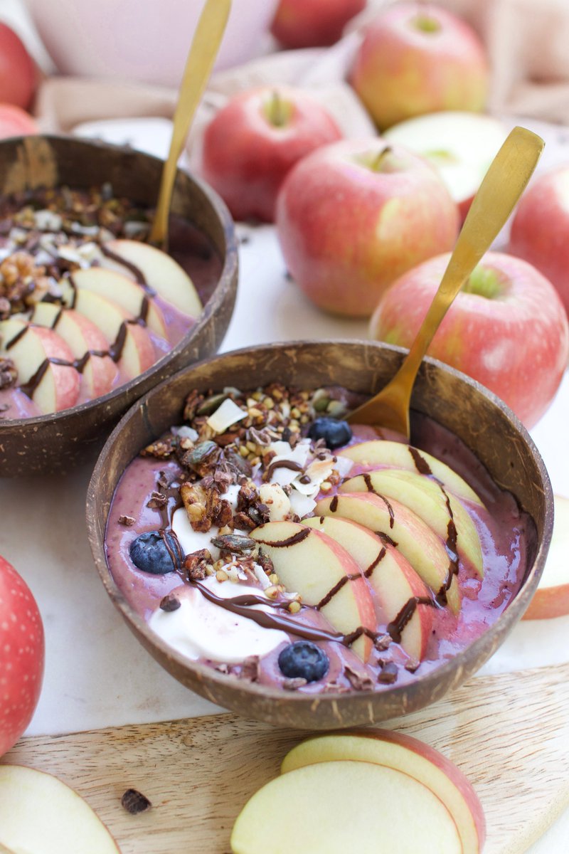 Pinkladyappleuk's tweet photo. Start your day the right way with our Pink Lady® apple #smoothiebowl. Delicious and nutritious – try it now! #Recipe: https://t.co/61DCfO2QAU #breakfastbowl #recipeoftheday #PinkLadyapple #PinkLadyapples https://t.co/kt0punDyZa