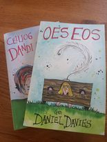 "Erbyn hyn fe ellid disgrifio Daniel Davies fel pennaf ddychanwr ein llên ... Dyma waith llawn hiwmor tafod-yn-y-boch."
(Dafydd Morgan Lewis yn <a href="/CylchgrawnBarn/">CylchgrawnBarn</a>)
Mae Oes Eos, nofel newydd Daniel Davies am anturiaethau dychmygol Dafydd ap Gwilym, yn y siopau nawr!
<a href="/CeiliogDand1/">Ceiliog Dandi</a>
