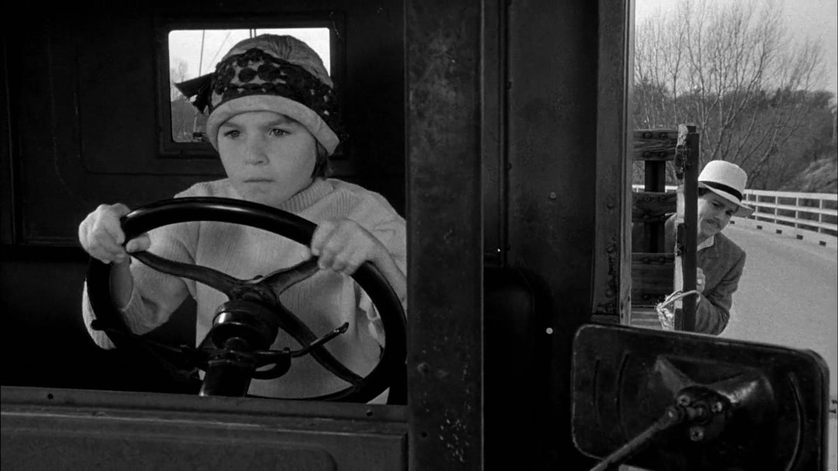 MacReadys_Beard's tweet photo. #70FilmsFromThe70s 51/70
Paper Moon ('73)
⭐⭐⭐⭐
A conman & a young girl who may or may not be his daughter travel the midwest swindling widows of cash while forging an unlikely bond.
#PeterBogdanovich's enduring depression era dramedy is a pure delight. #TatumONeal is superb. https://t.co/Pg4BTzYrOb