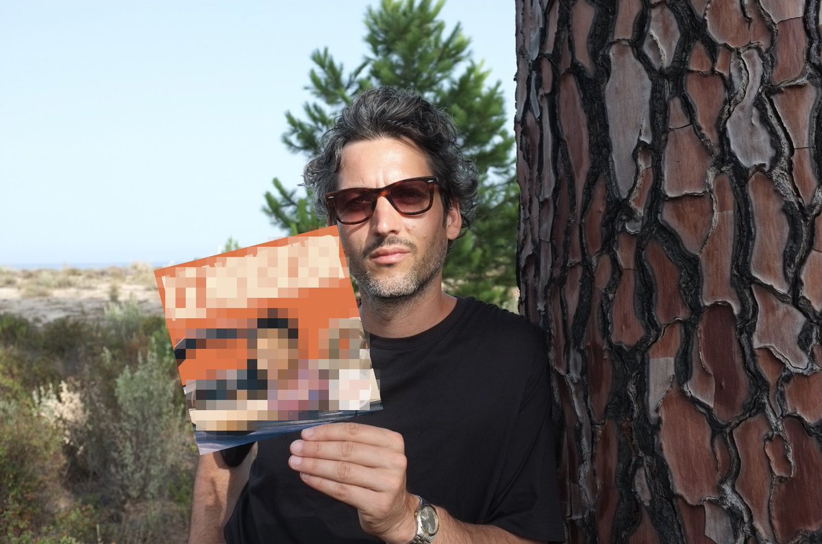 Dans quelques jours je vous dévoile enfin la pochette et la date de sortie de mon nouvel album.
J'en vois déjà certains qui s'inquiètent mais je vous rassure, le succès de cet album ne changera rien. Je resterai toujours le chanteur simple et accessible que vous adorez 💋