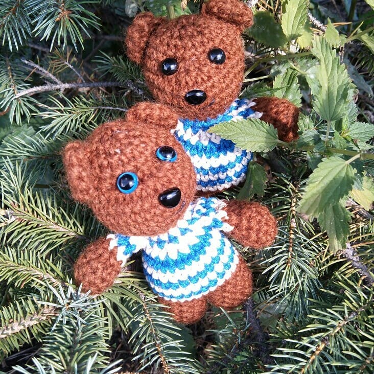 Lavka_Mary's tweet photo. Мишки на прогулке.В субботу был день города Омска 2021, о котором видимо никто из Омичей не знал. Наверное знали только организаторы и участники ярмарки, которая проходила в Омской крепости. #вязаныеигрушки #вя��уназаказ #деньгорода #ярмарка #коробейники #мишка #вязаныймишка #Омск https://t.co/fFnimn1ZRm