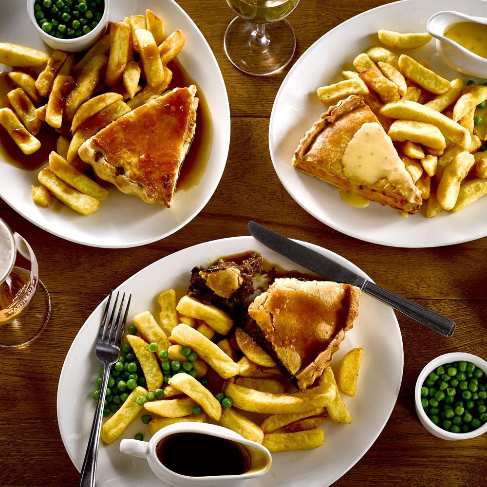 It’s #new #menu day at the @TheBlueBell #monton #manchester. Come and try our new chicken and leek pie and as it’s #tuesday you can get a #pint with it for £10 To reserve a table click here bluebellpub.co.uk/?scroll-to=boo…