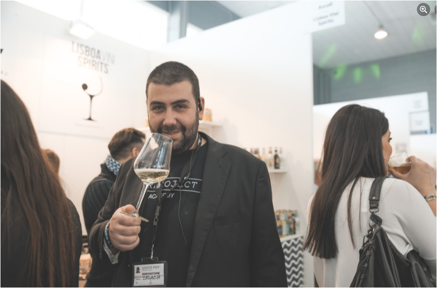 Levante_Prof's tweet photo. “Il vino non si beve soltanto. Si annusa, si osserva, si gusta, si sorseggia e... se ne parla.” (cit. Re Edoardo VII)
Quattro giorni di #eventi #degustazioni tecniche,  interessanti #workshop verticali #focus sui principali mercati e tanto altro a #LevantePROF2021! 🙂 https://t.co/nDFQRyLreS