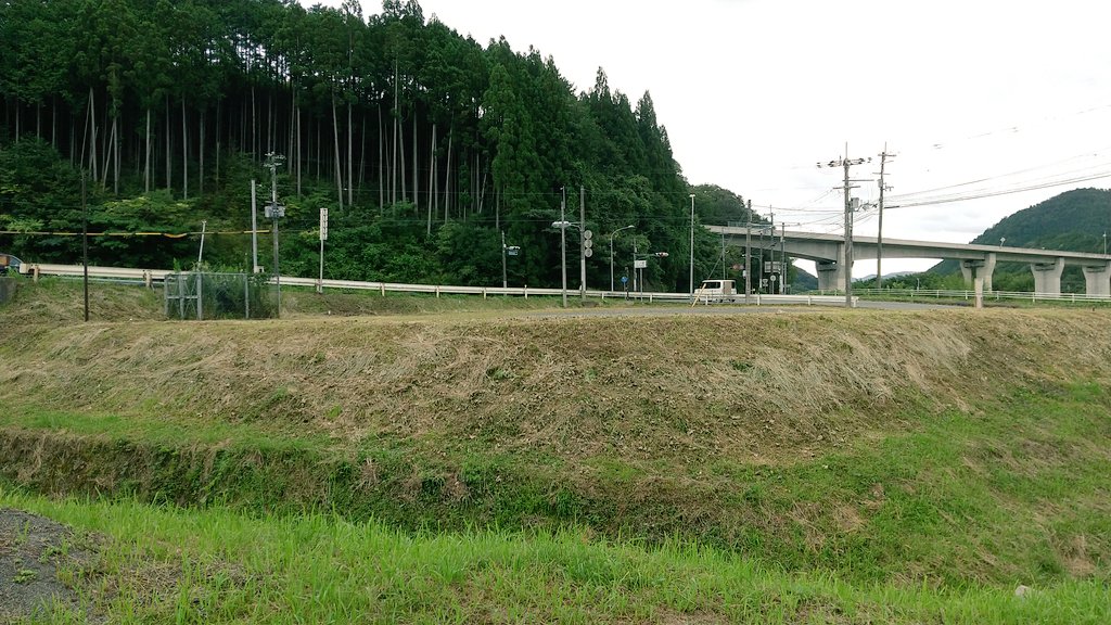 iwako24's tweet photo. 神戸三宮には幾度となく通った兵庫県民の私🌃
“三ノ宮駅”のイメージを抱いて訪問した、京都府船井郡の三ノ宮郵便局＆三ノ宮交差点🌲

…似て非なるものでした。

#郵便局めぐり #旅行貯金 https://t.co/A5KvWVxVqA