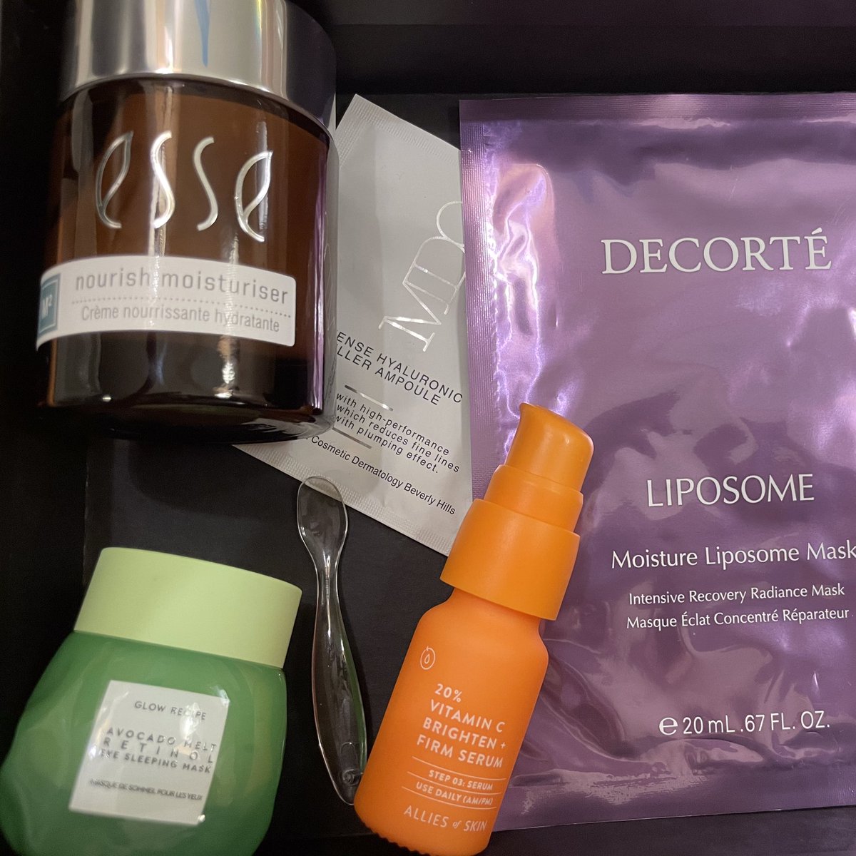 LondonBeautyExp's tweet photo. ⚡️Scar Prevention Hero’s ⚡️
4 weeks ago there was an incident where I was injured and I was worried about having a visible scar. Read my #scarprevention routine on my #IG
For a personalised routine, contact me about a consultation.👩⚕️💕
#sunprotection #VitaminC #retinol #scars https://t.co/Rlulhuh42z