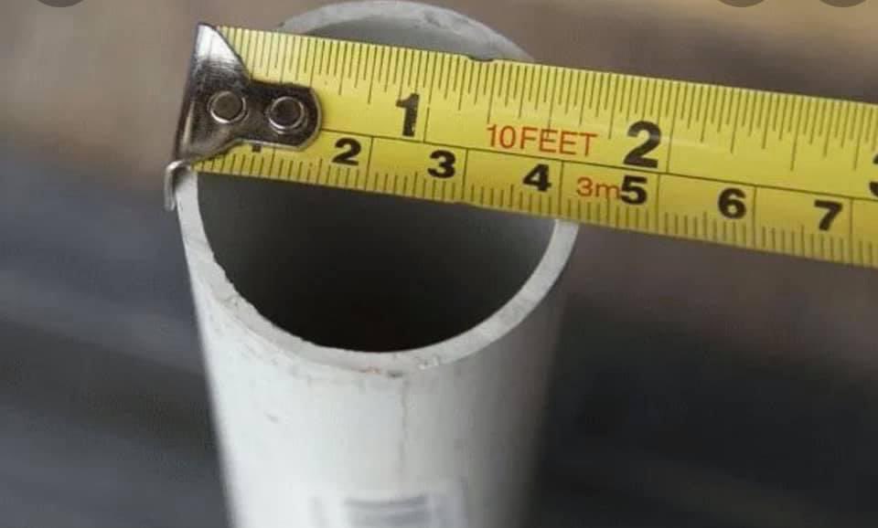 Труба 11 дюймов. Линейка для измерения диаметра труб. Линейка для замера диаметра трубы. Замерить диаметр трубы рулеткой. Линейка диаметров труб.