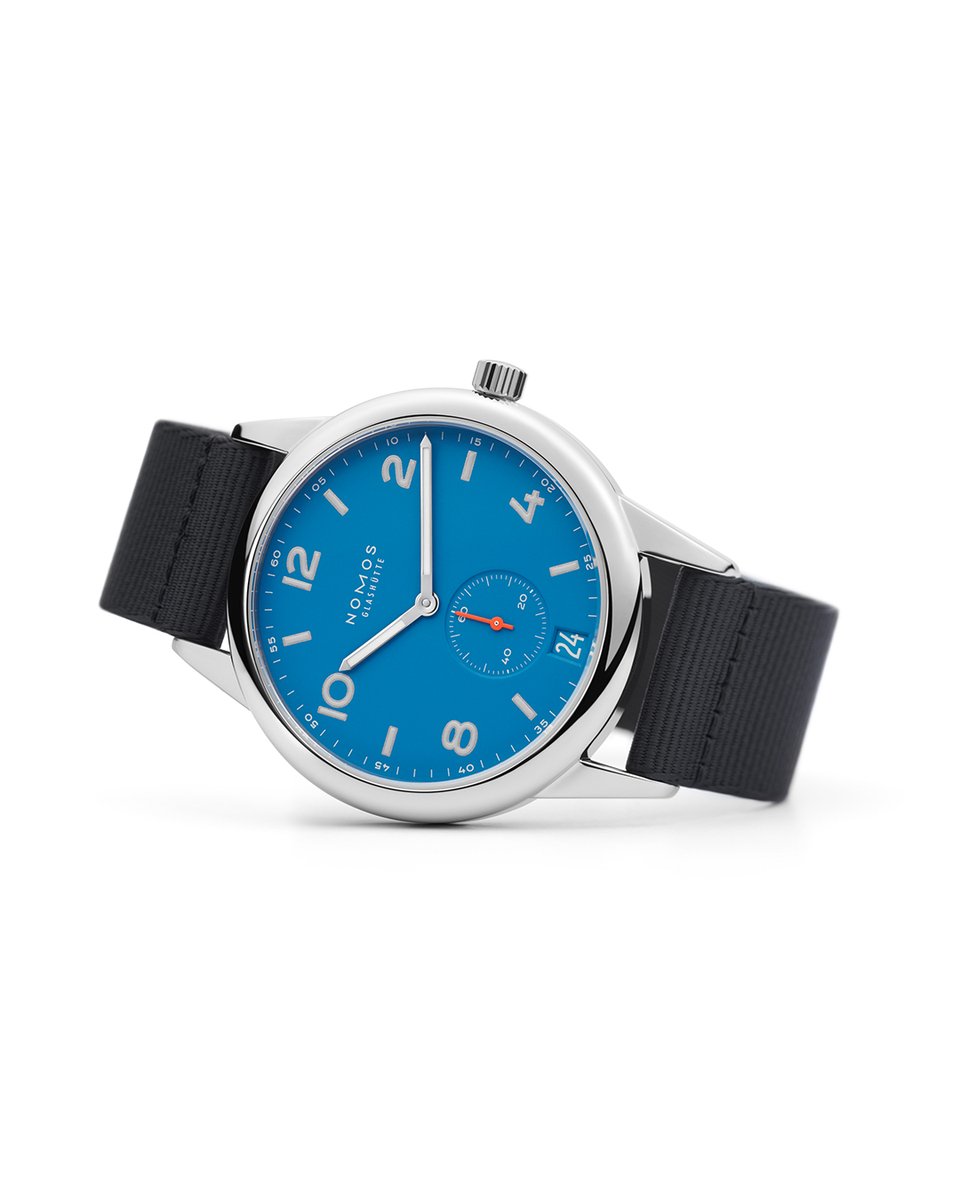 nomosglashuette's tweet photo. Reminiscent of #UShighway signage: The typography of #Club automatic date #sirenblue. Not seen here in the picture but equally as beautiful, is the caliber that powers this watch: #DUW5101 with the patented #NOMOS date mechanism.
https://t.co/z0mFZt7pNQ https://t.co/Se7seZAwif