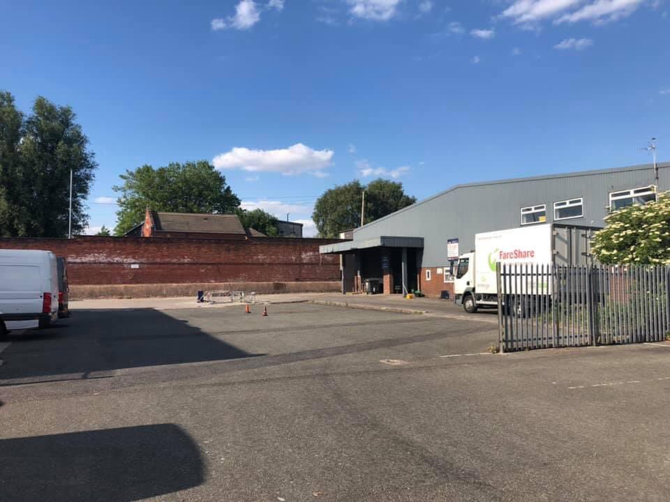 LucyDanger's tweet photo. Anyone got a 7.5t lorry licence and experience of driving a lorry who could help us out v short term pls? Now reaching crisis point &amp; risk losing good food for orgs helping those in hardship 😬 Need someone with a CPC who can feasibly help us ASAP 🙏🏽 #shoutout #lorrydrivers! 💚 https://t.co/3hxPoFH25f