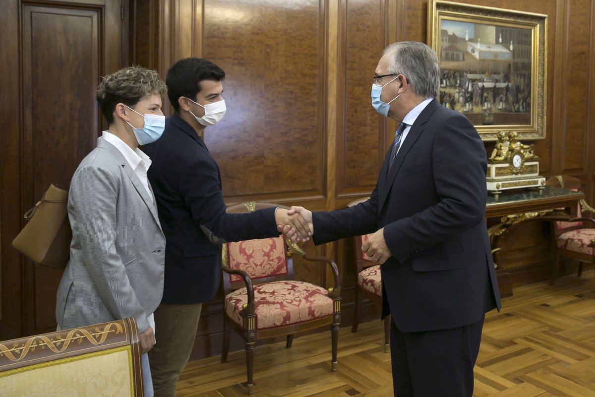 👨 El alcalde de Pamplona se reúne con el nuevo presidente de la Asociación de Jóvenes Empresarios 🤝

🏦 La asociación cuenta en estos momentos con 150 empresas asociadas

+ info: cutt.ly/gW9pl3F