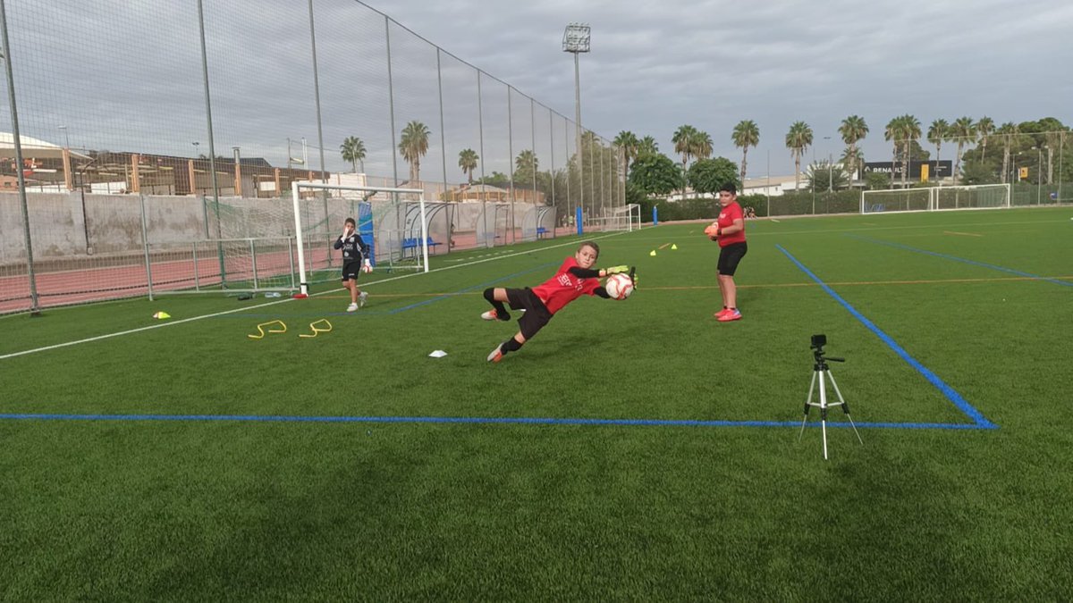 bermarsd's tweet photo. 📸La academia y la escuela de porteros comenzaron ayer de nuevo los entrenamientos.

#football #futbol #alicante #porteros #football https://t.co/EmBIJchhry