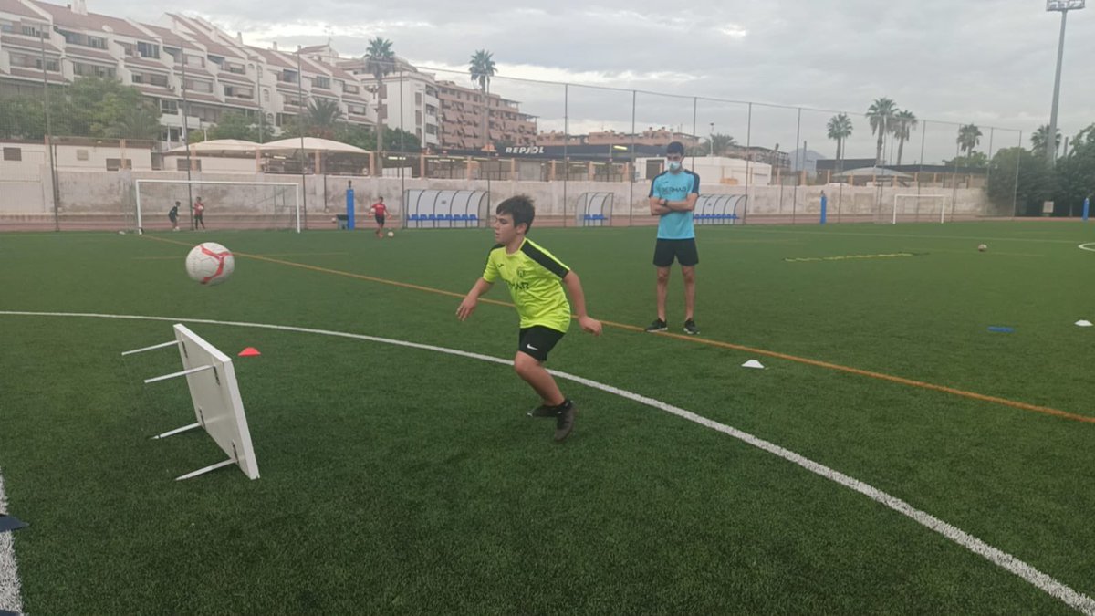 bermarsd's tweet photo. 📸La academia y la escuela de porteros comenzaron ayer de nuevo los entrenamientos.

#football #futbol #alicante #porteros #football https://t.co/EmBIJchhry